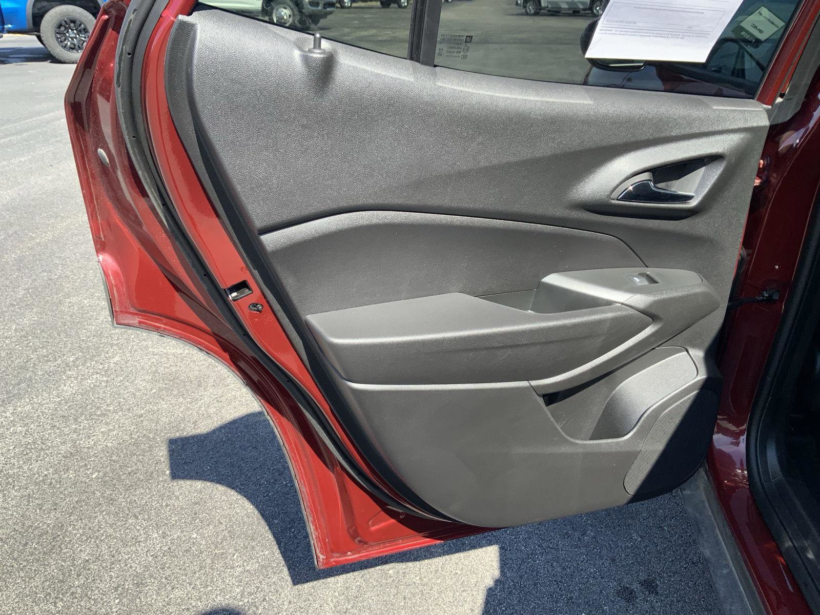 Used 2025 Chevrolet Trax LT w/ LT Convenience Package image 50