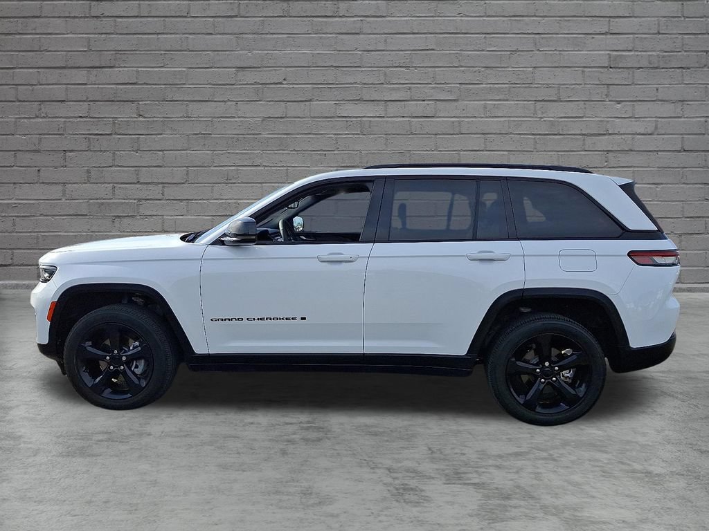Used 2023 Jeep Grand Cherokee Altitude AWD/4WD image 7