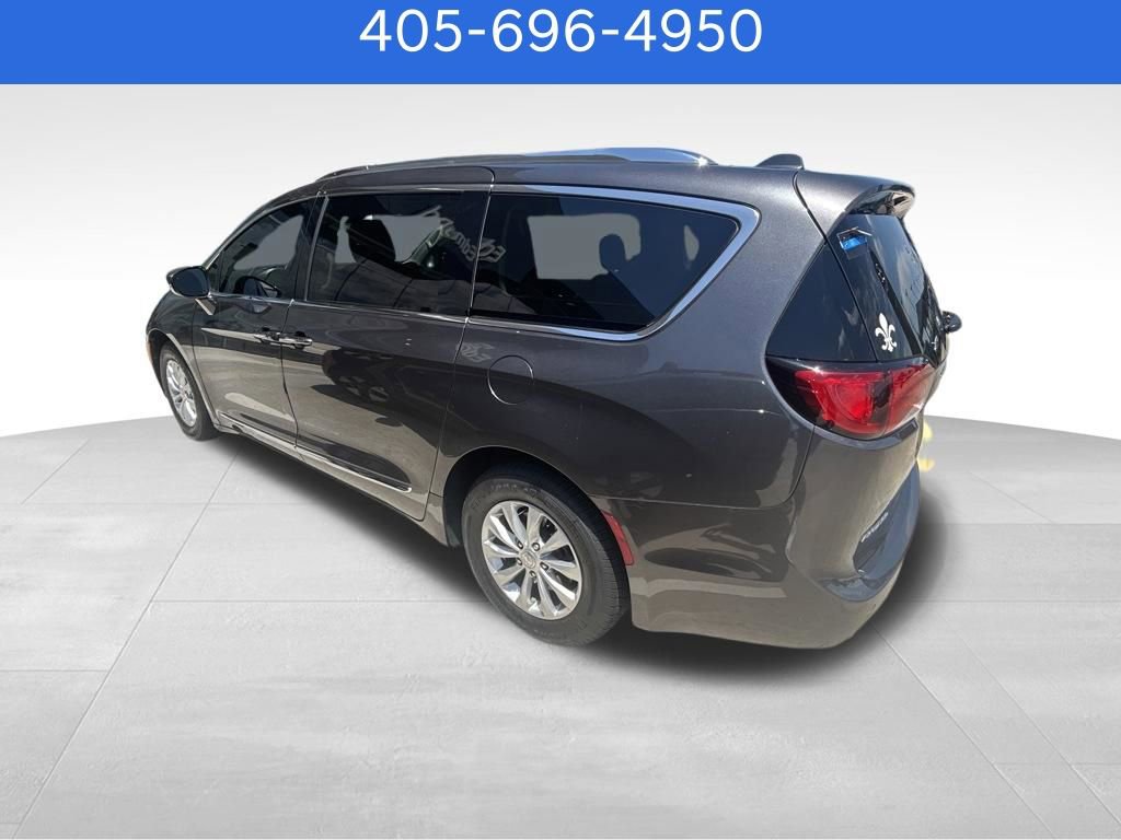 Used 2018 Chrysler Pacifica Touring-L FWD image 1