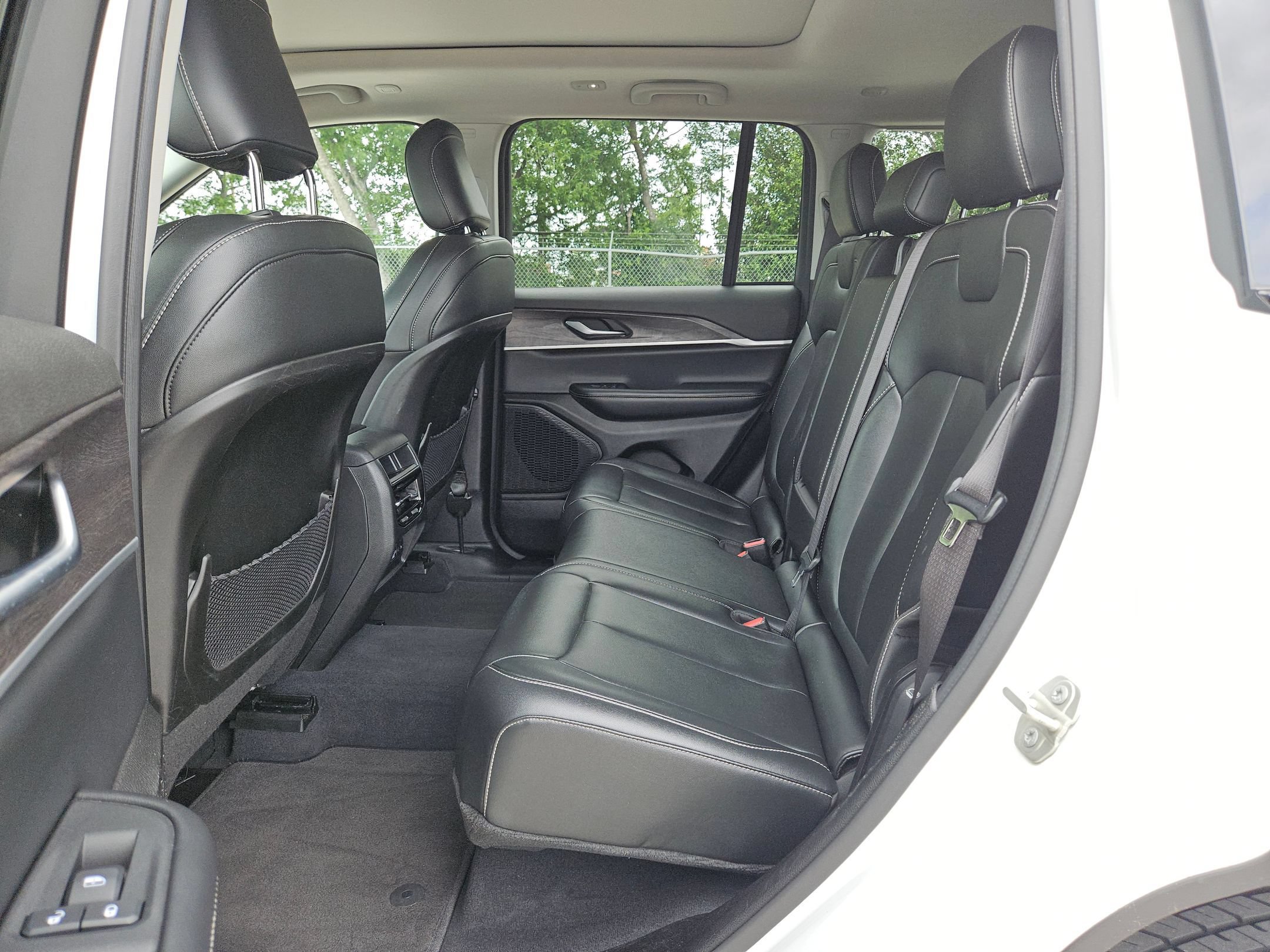 Used 2023 Jeep Grand Cherokee Limited RWD image 14