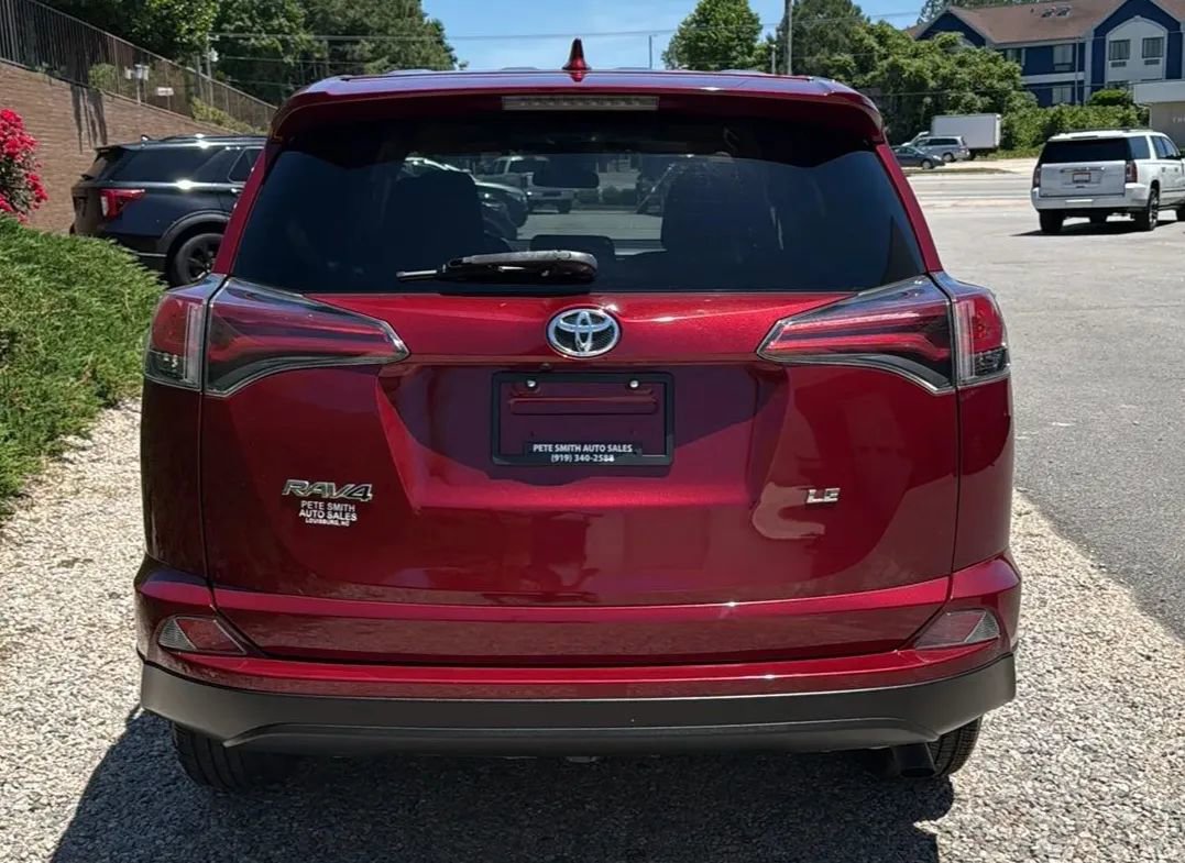 Used 2018 Toyota RAV4 LE FWD image 8