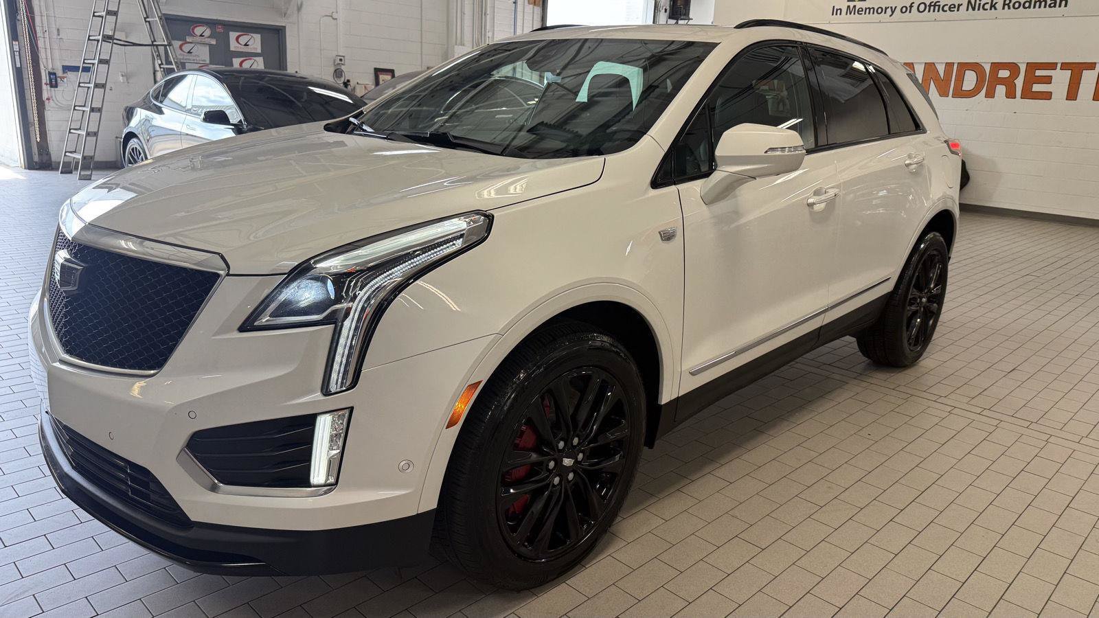 Used 2023 Cadillac XT5 Sportv w/ Technology Package AWD/4WD image 2