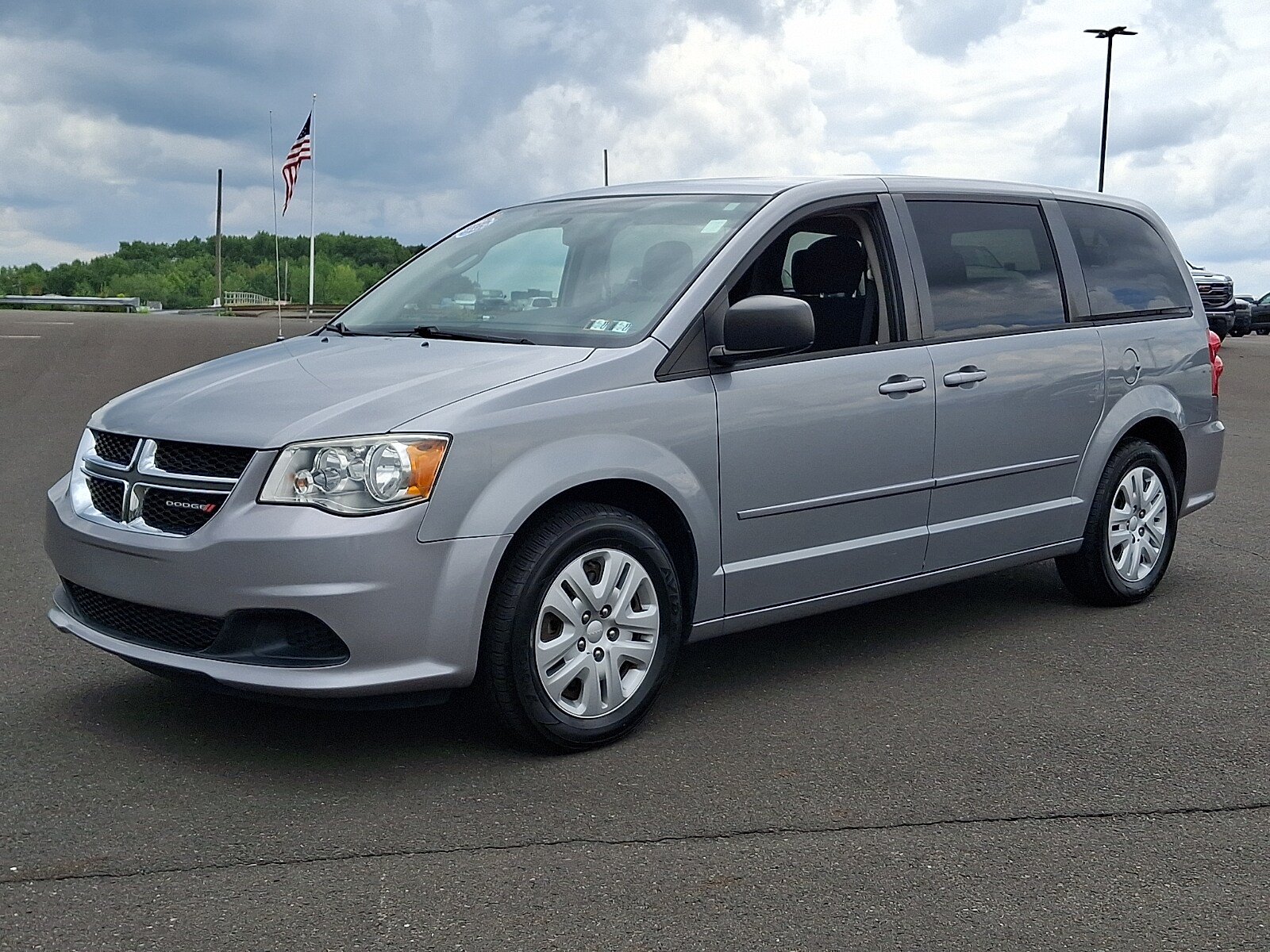 Used 2015 Dodge Grand Caravan SE w/ Quick Order Package 29E SE FWD image 3