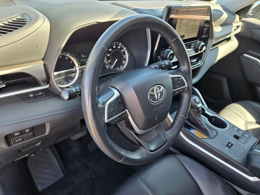 Used 2023 Toyota Highlander XLE FWD image 18