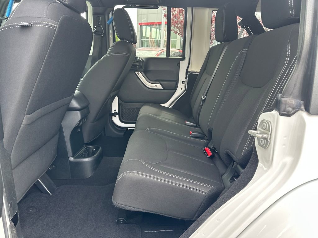 Used 2018 Jeep Wrangler Unlimited Sahara w/ Connectivity Group AWD/4WD image 14
