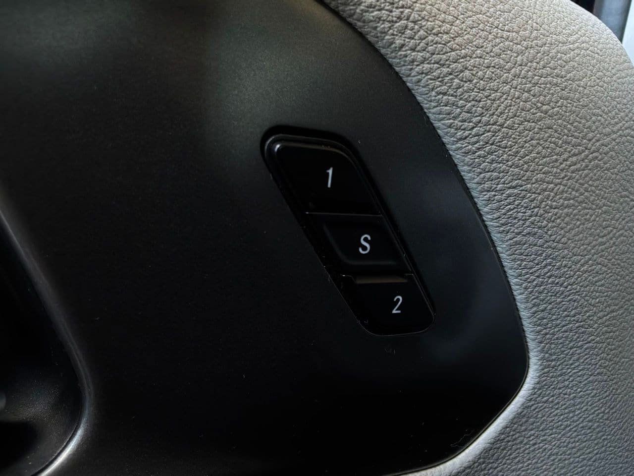 Used 2023 Chrysler Pacifica Touring-L FWD image 26