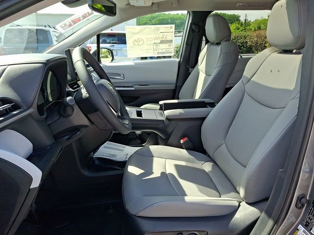 New 2026 Toyota Sienna XLE AWD/4WD image 7