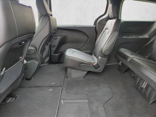 Used 2025 Chrysler Pacifica Select image 18