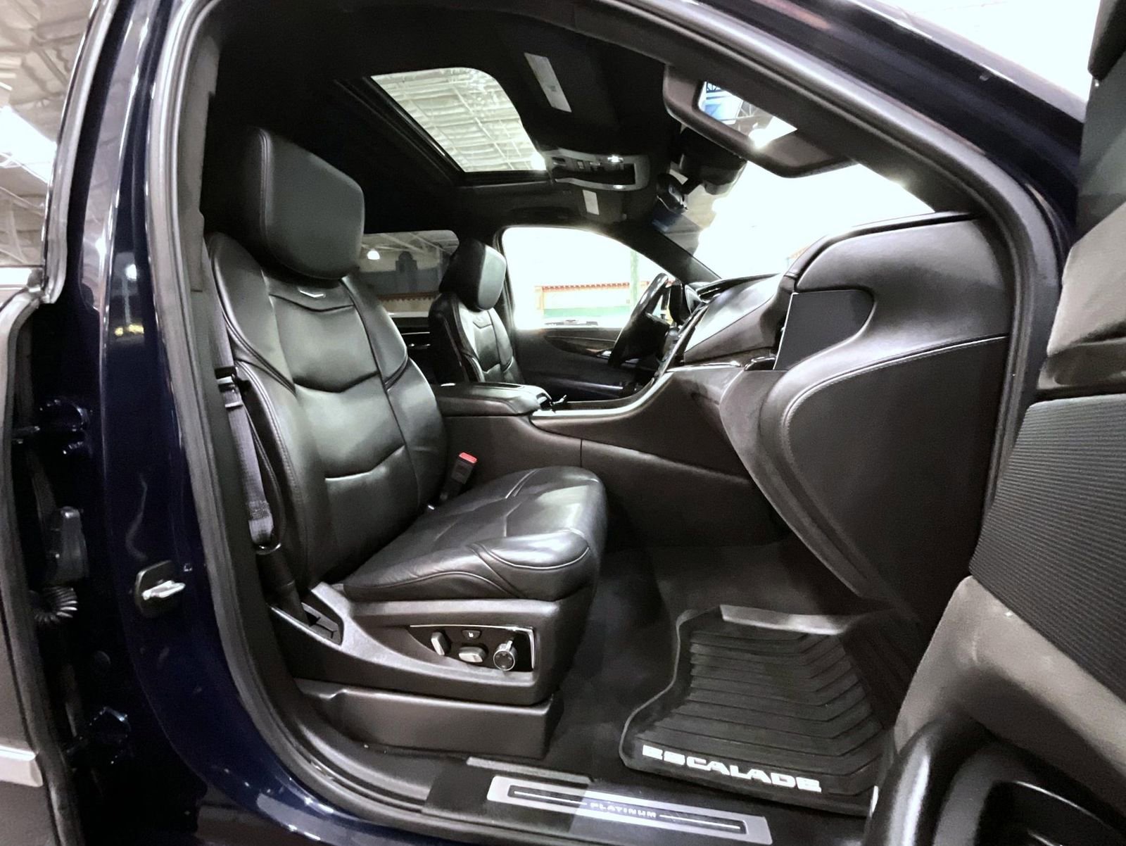 Used 2017 Cadillac Escalade Platinum image 15