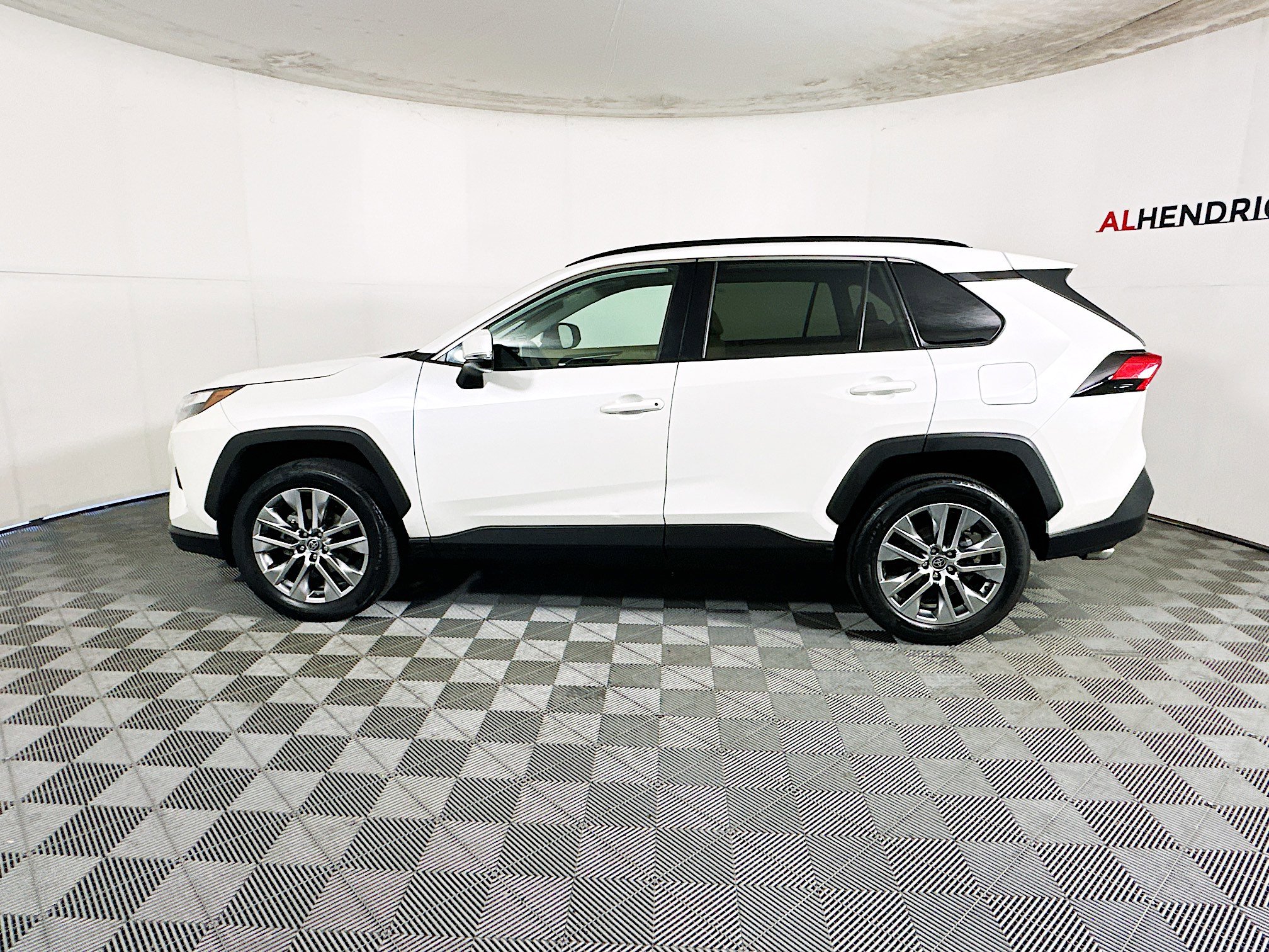 Used 2022 Toyota RAV4 XLE Premium image 6