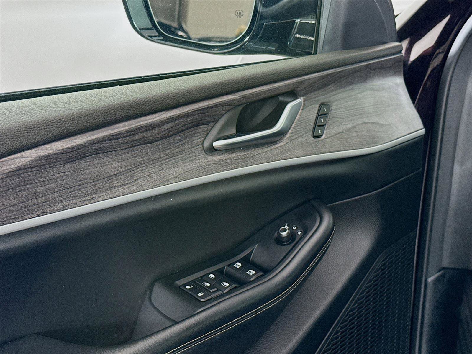 Used 2023 Jeep Grand Cherokee Limited w/ Luxury Tech Group II image 17