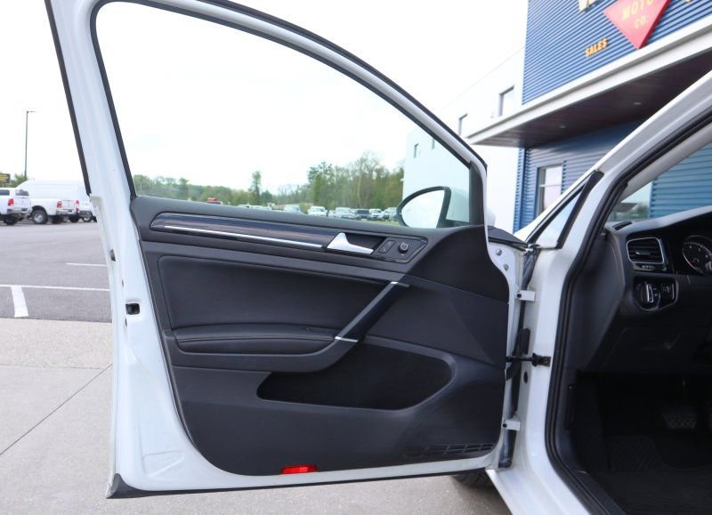 Used 2018 Volkswagen Golf SEL image 15