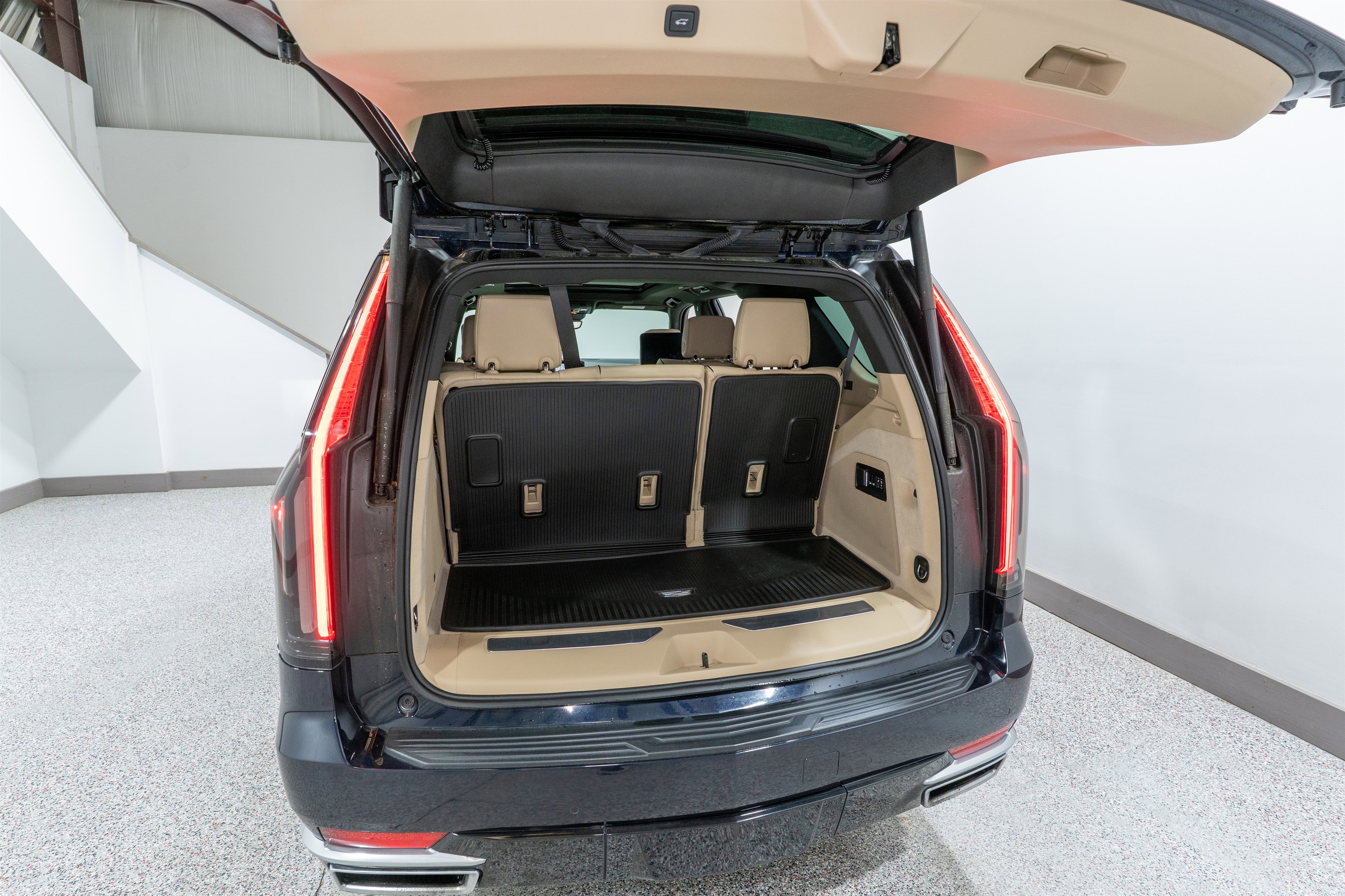 Used 2021 Cadillac Escalade Premium Luxury w/ Driver Assist Tech Package image 40