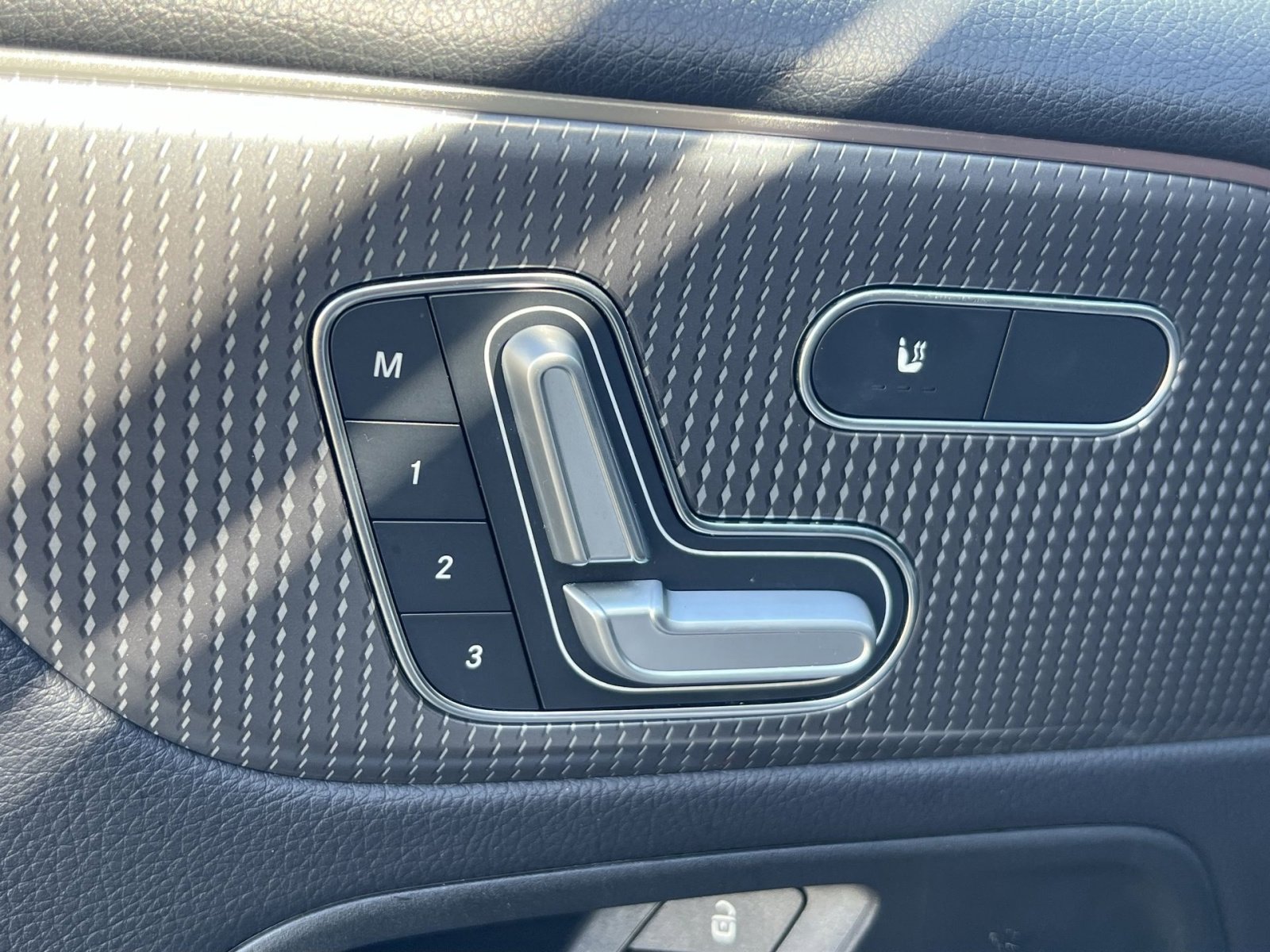 Used 2021 Mercedes-Benz GLB 250 4MATIC image 32