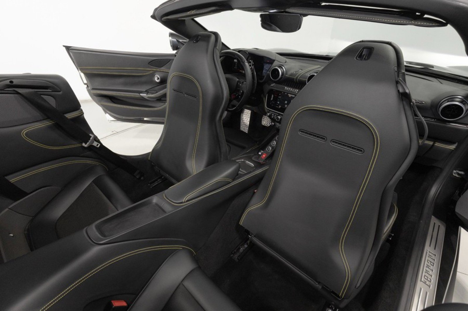 Used 2020 Ferrari Portofino RWD image 58