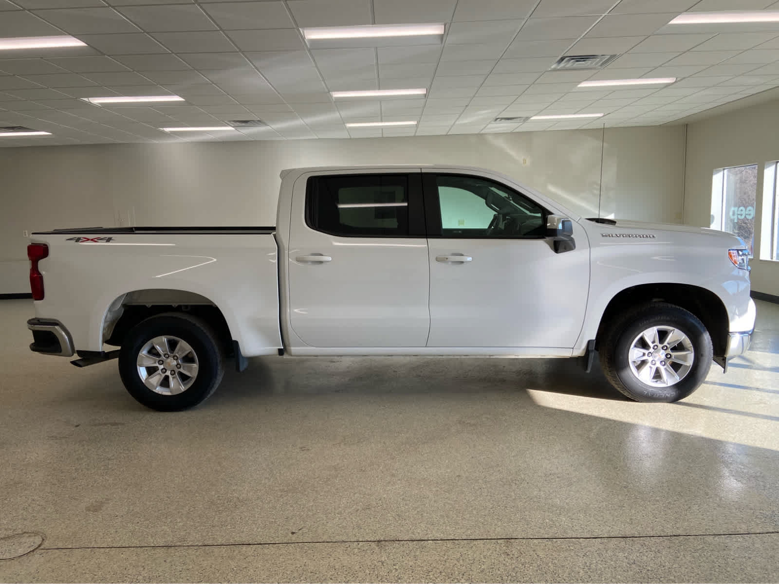 Used 2025 Chevrolet Silverado 1500 LT AWD/4WD image 6