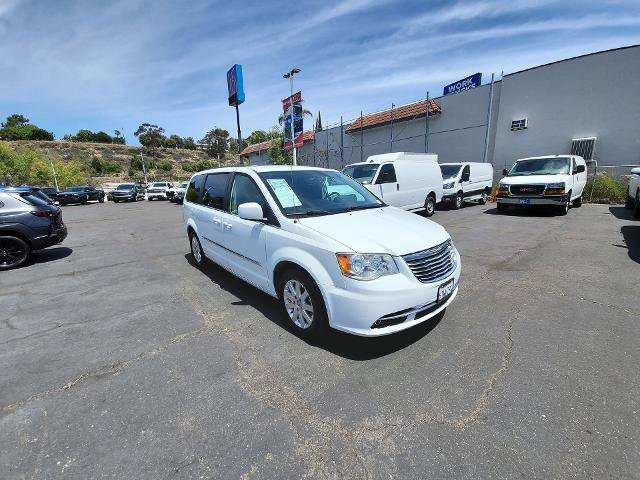 Used 2016 Chrysler Town & Country Touring FWD image 2