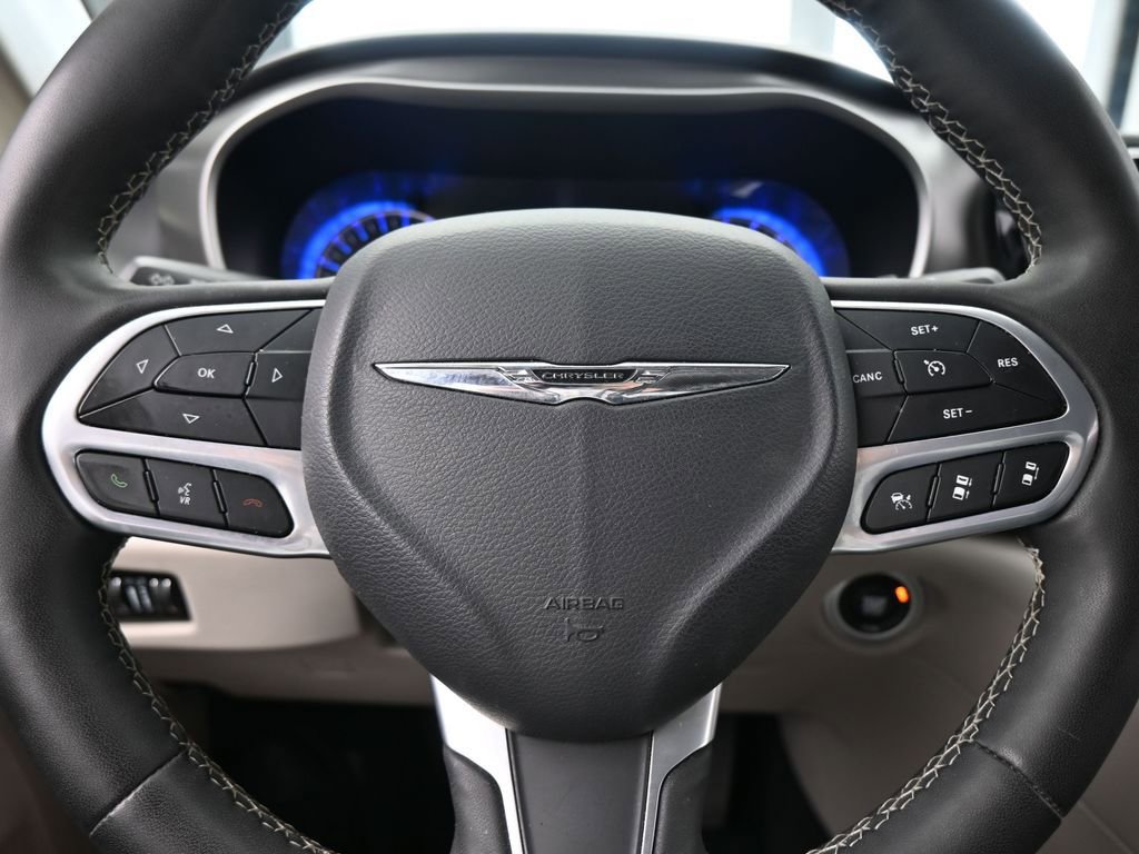 Used 2023 Chrysler Pacifica Touring-L image 27