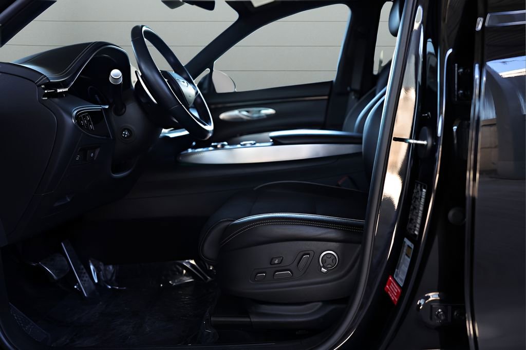 Used 2023 Genesis GV70 2.5T w/ Sport Prestige Package image 27