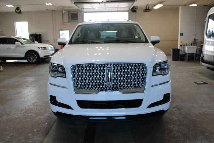 Used 2022 Lincoln Navigator L Reserve AWD/4WD image 2