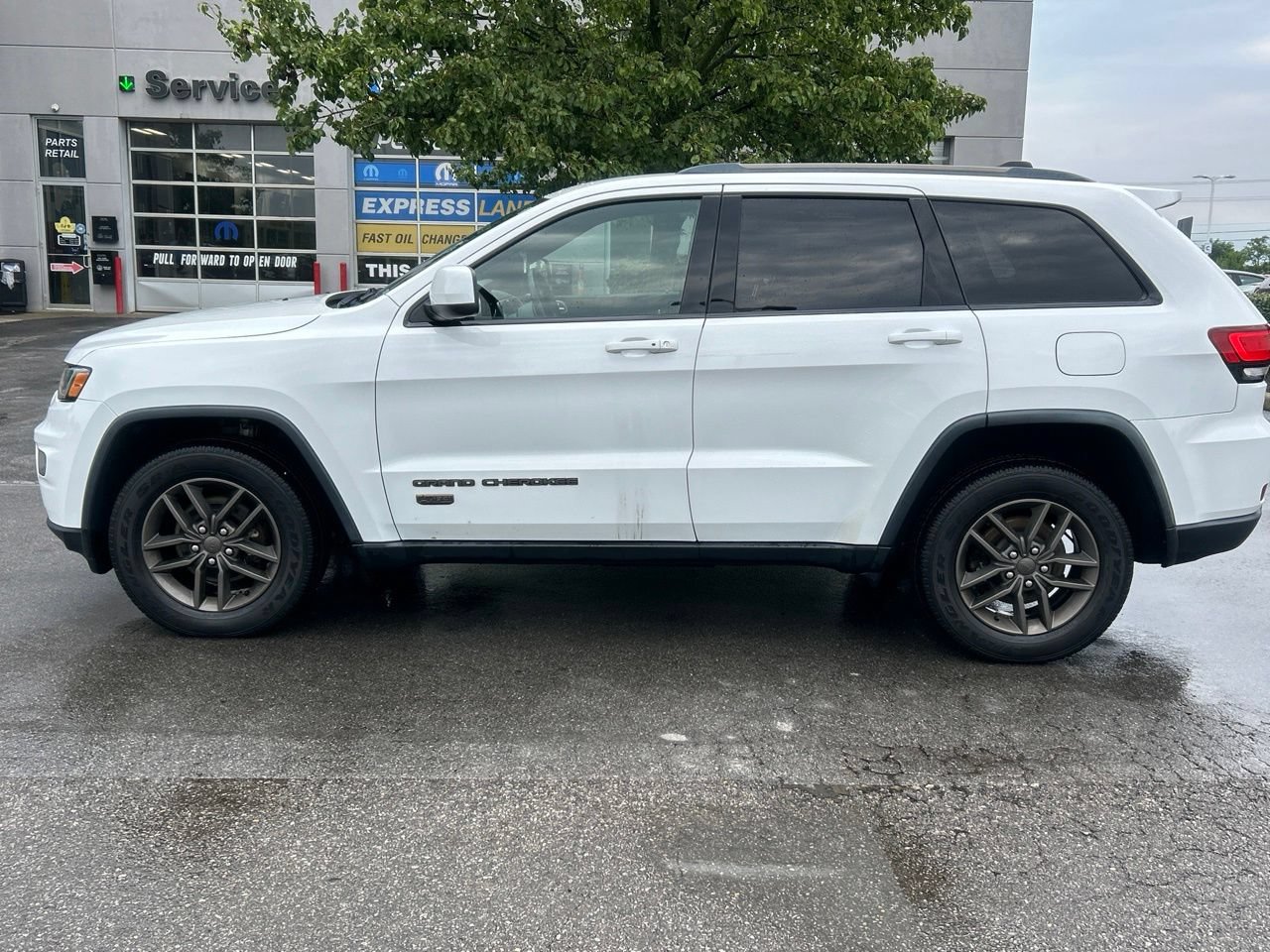 Used 2016 Jeep Grand Cherokee Laredo 75th Anniversary AWD/4WD image 7