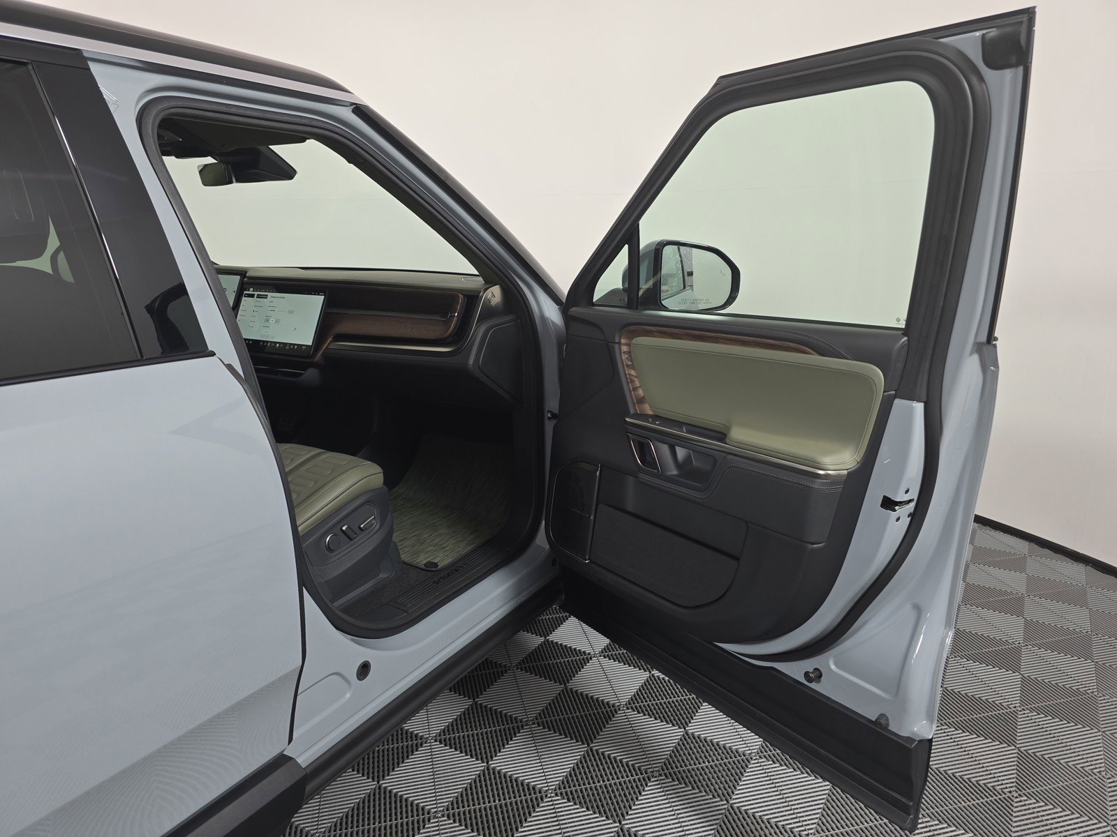 Used 2022 Rivian R1S Launch Edition AWD/4WD image 18