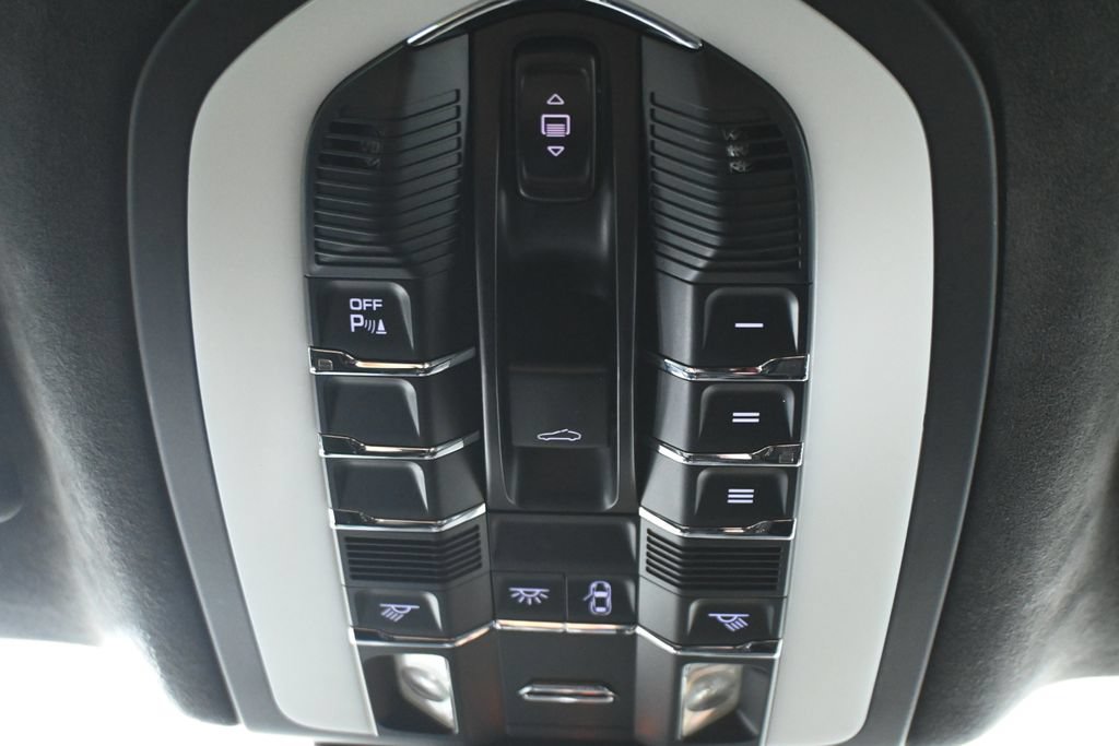 Used 2015 Porsche Macan Turbo AWD/4WD image 23