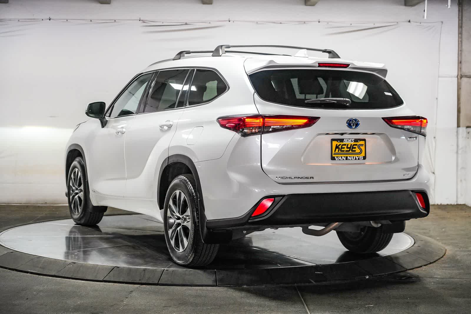 Used 2022 Toyota Highlander XLE AWD/4WD image 4