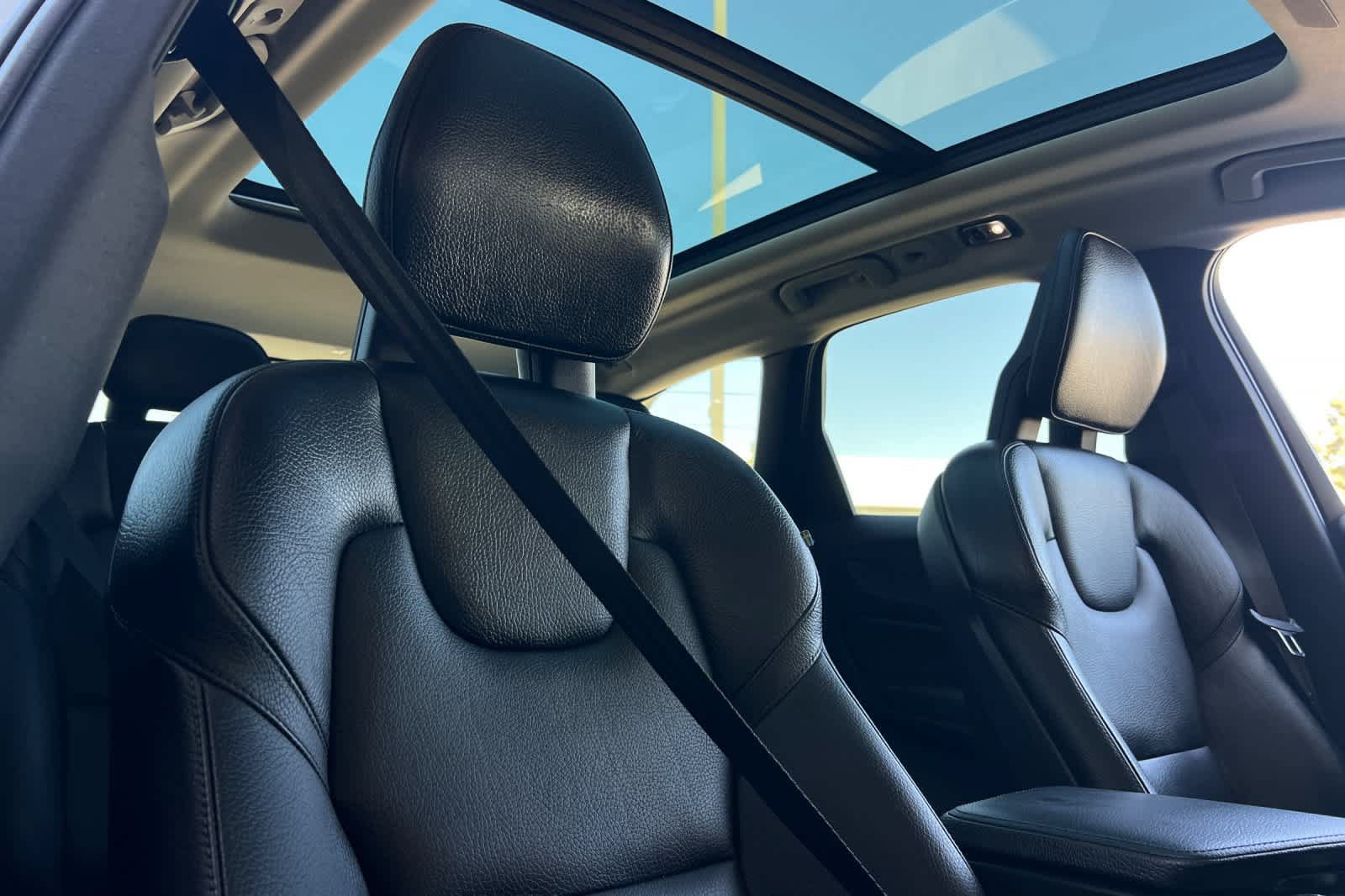 Used 2018 Volvo XC60 T6 Inscription w/ Convenience Package AWD/4WD image 18
