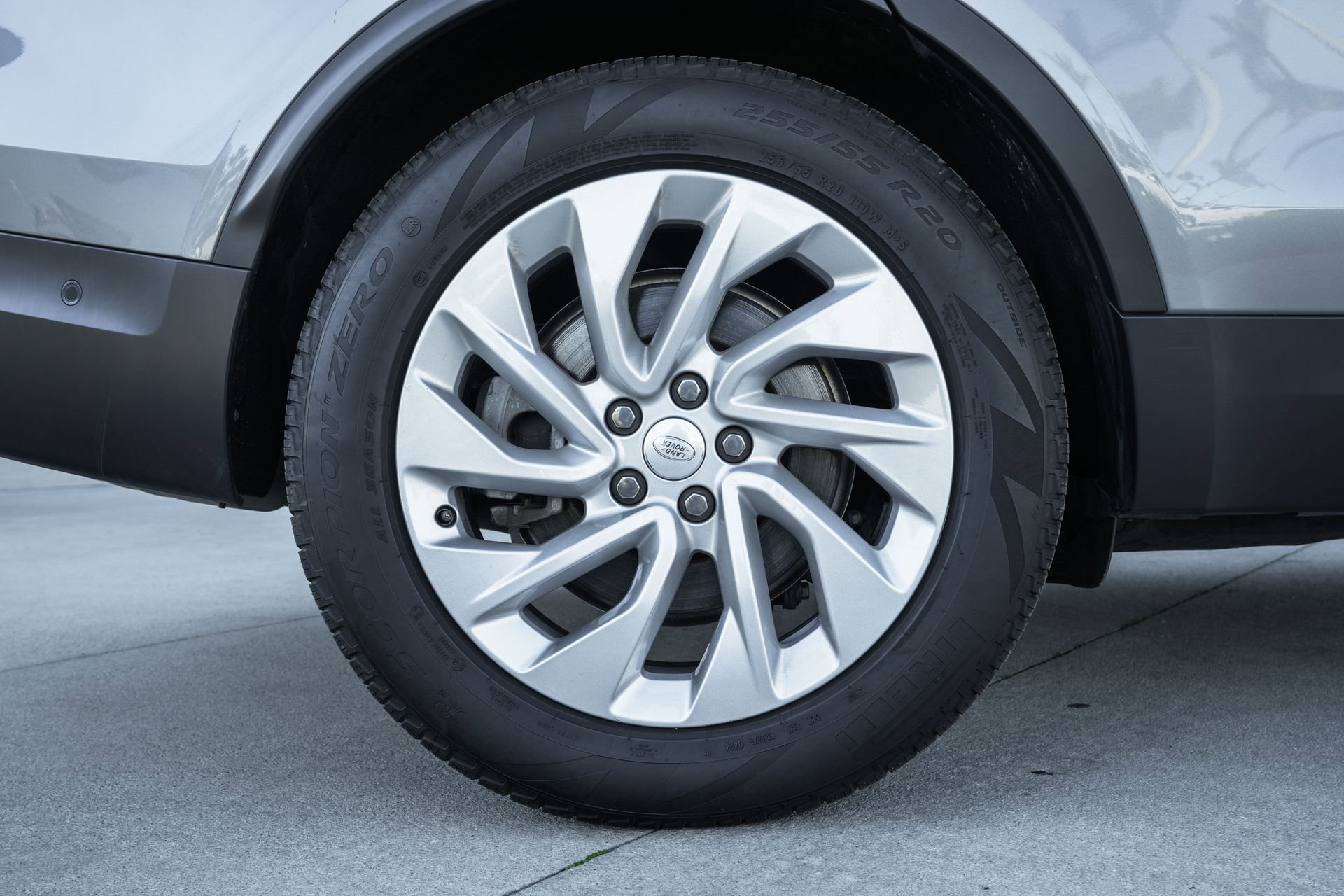 Used 2025 Land Rover Discovery S image 28