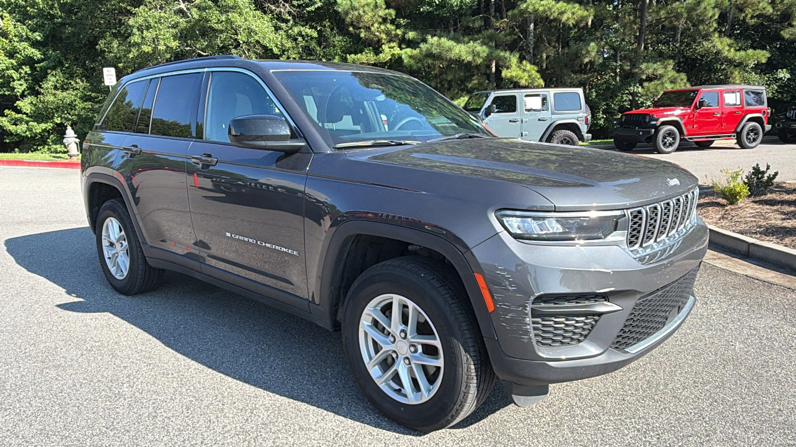 Used 2025 Jeep Grand Cherokee Laredo X RWD image 5