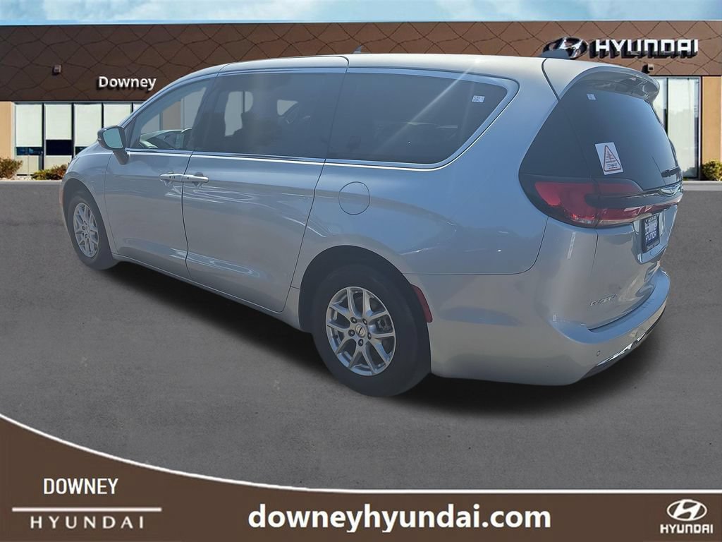Used 2024 Chrysler Pacifica Touring-L FWD image 3