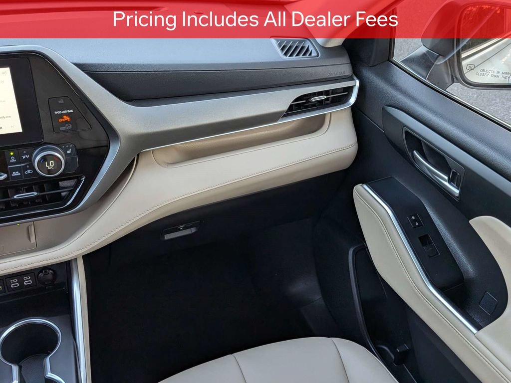 Used 2024 Toyota Highlander XLE FWD image 19