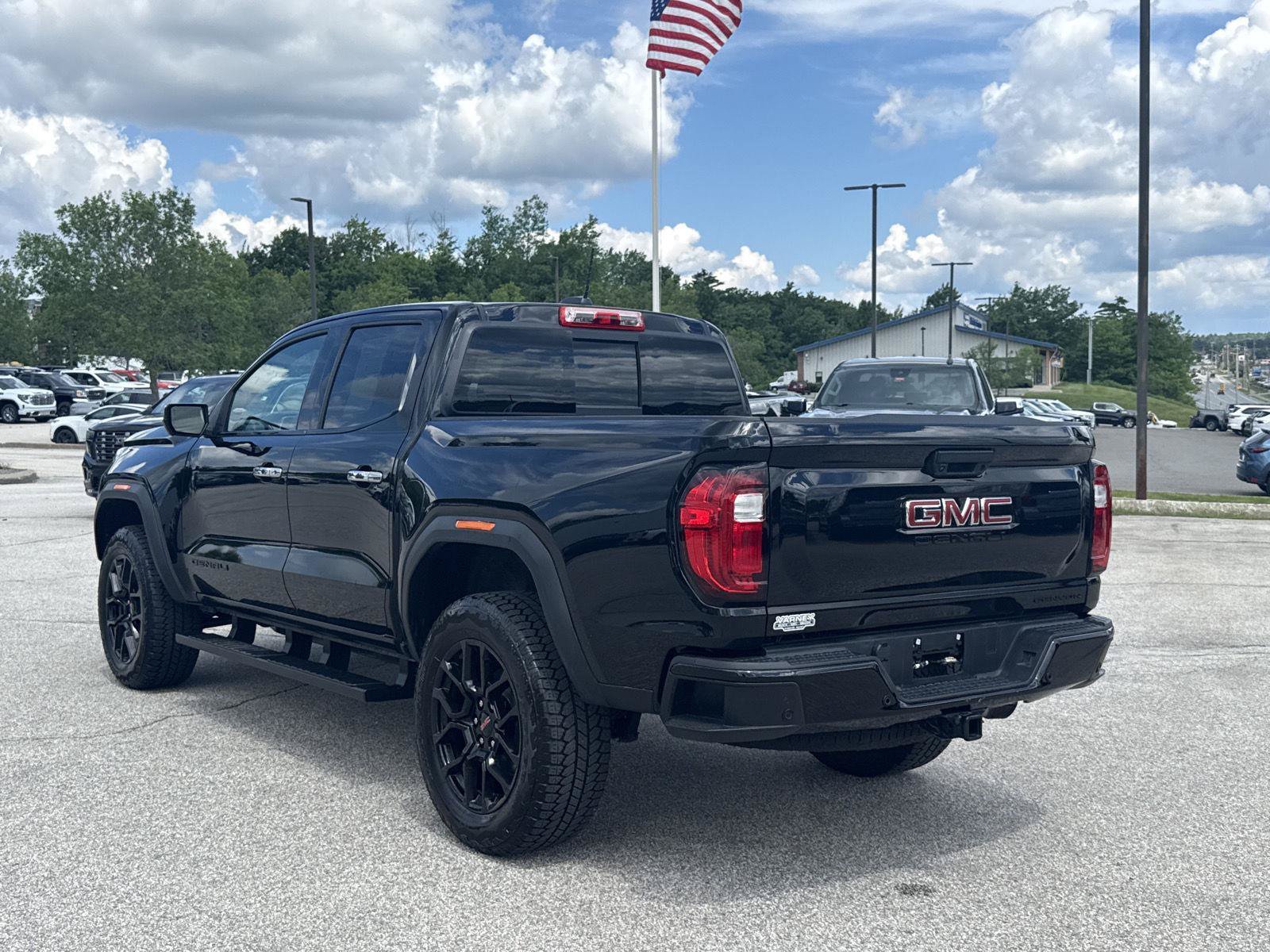 Used 2023 GMC Canyon Denali w/ Denali Black Edition AWD/4WD image 8