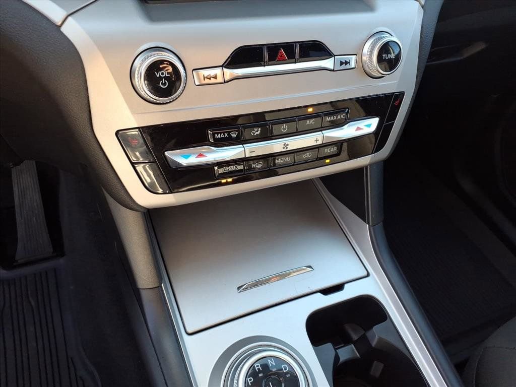 Used 2023 Ford Explorer XLT image 31