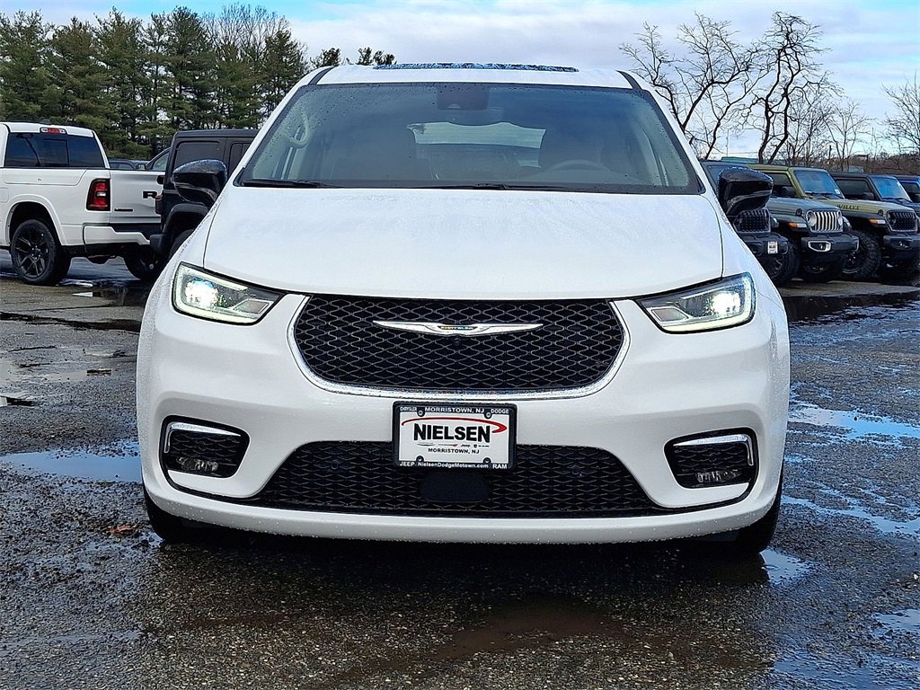 Certified 2024 Chrysler Pacifica Limited image 29