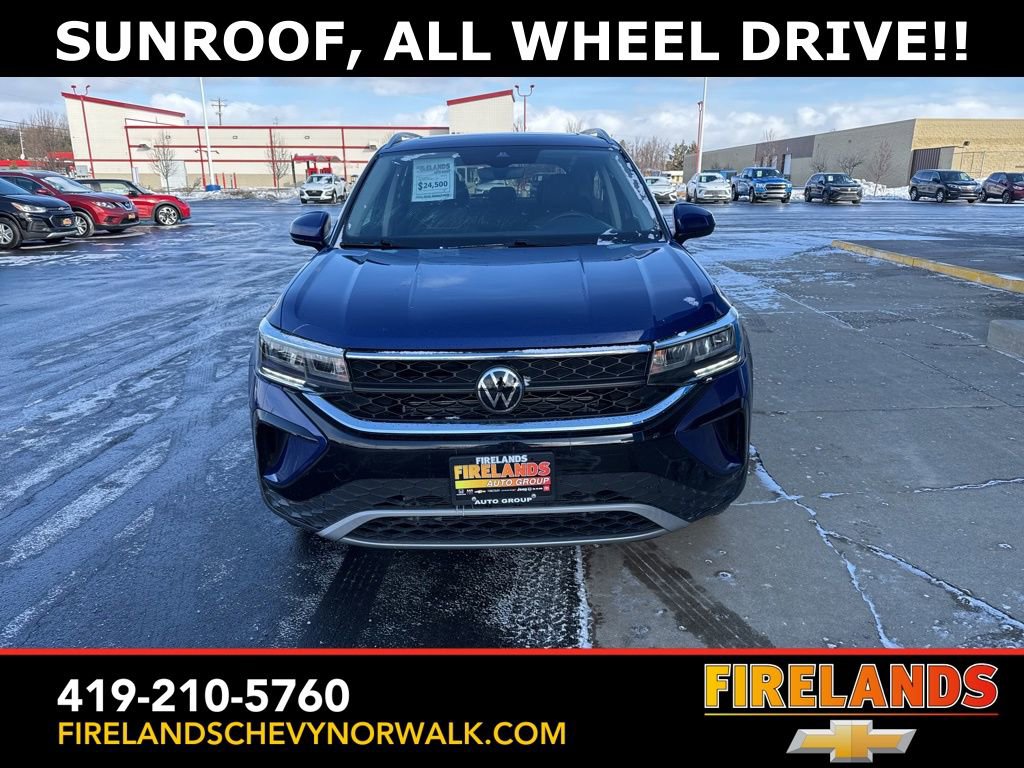 Used 2024 Volkswagen Taos SE w/ Panoramic Sunroof Package image 2