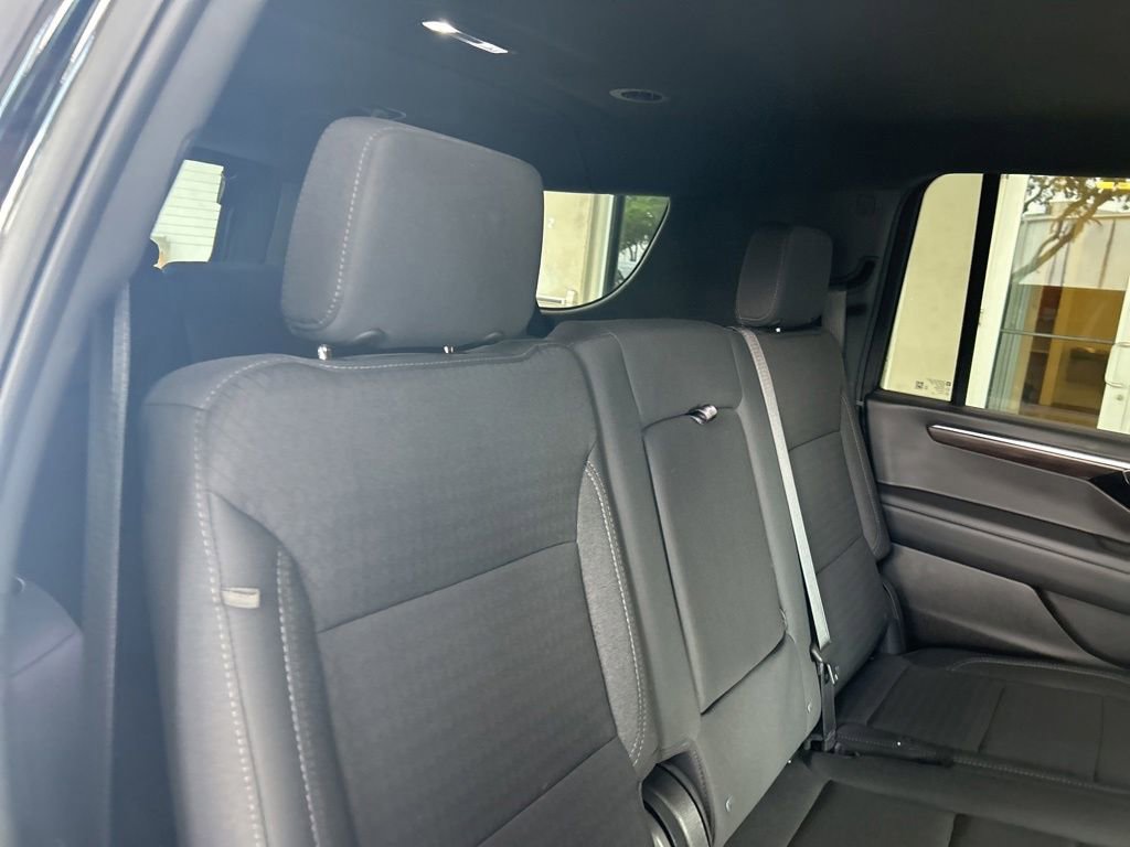 Used 2025 Chevrolet Suburban LS RWD image 27