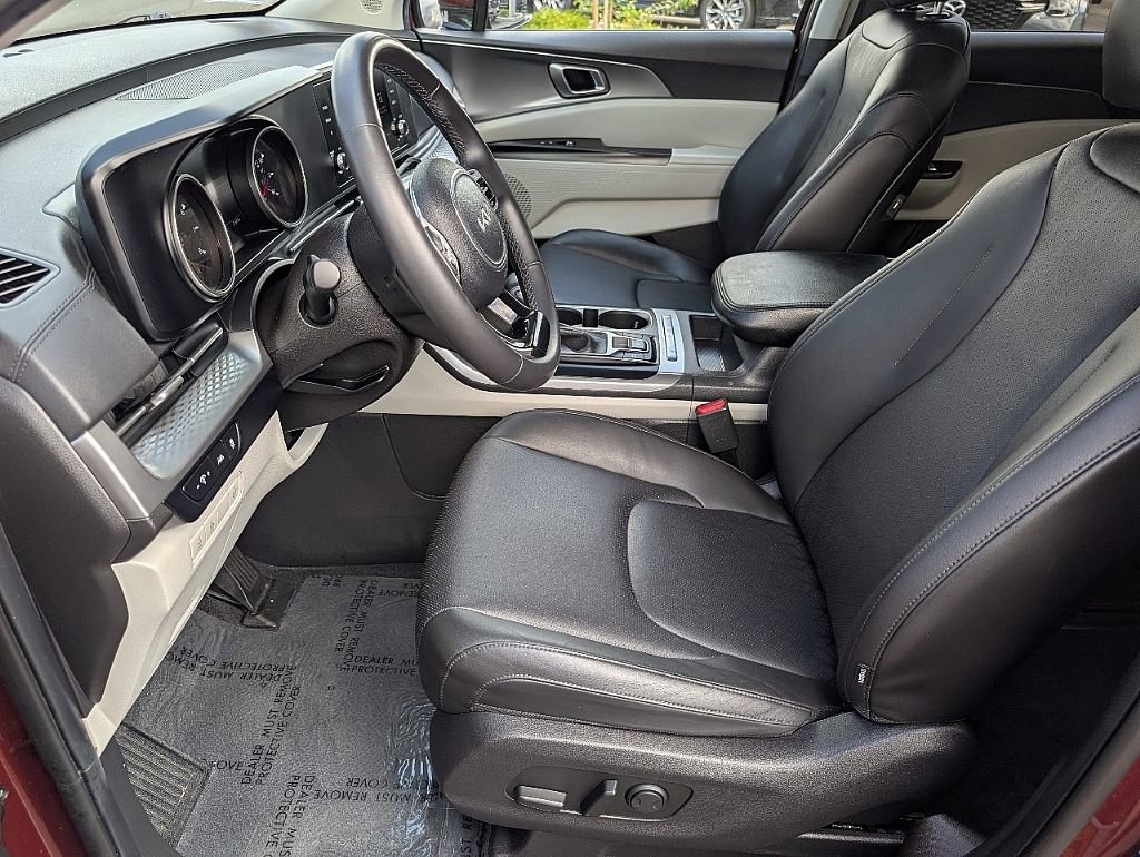 Used 2024 Kia Carnival LX FWD image 28