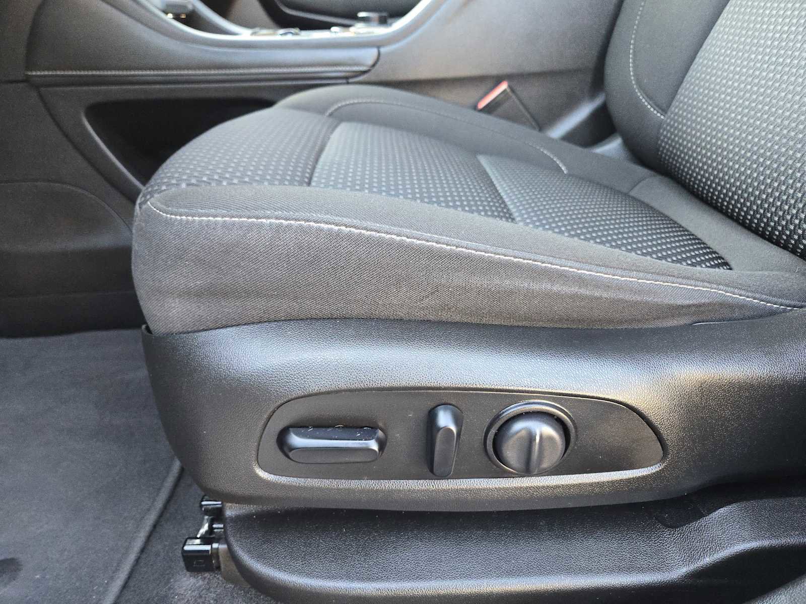 Used 2021 GMC Acadia SLE w/ Driver Convenience Package image 22