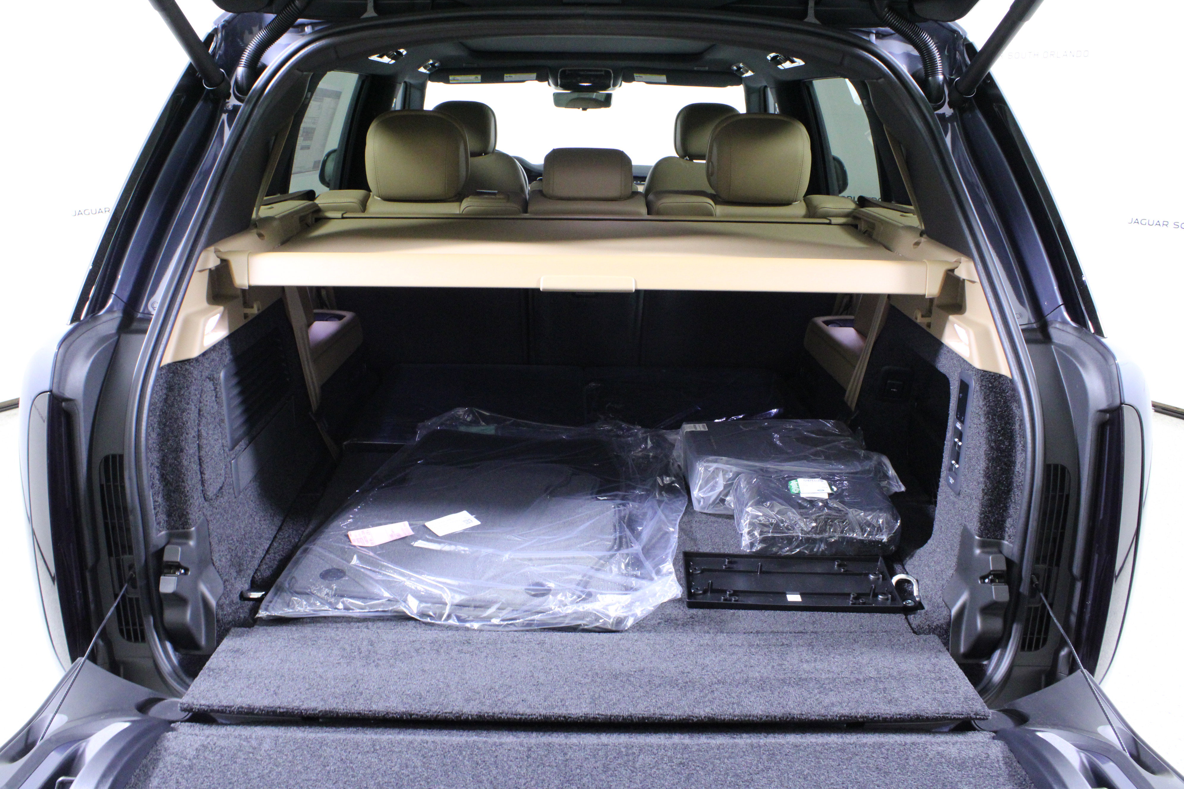 New 2026 Land Rover Range Rover Long Wheelbase SE image 9