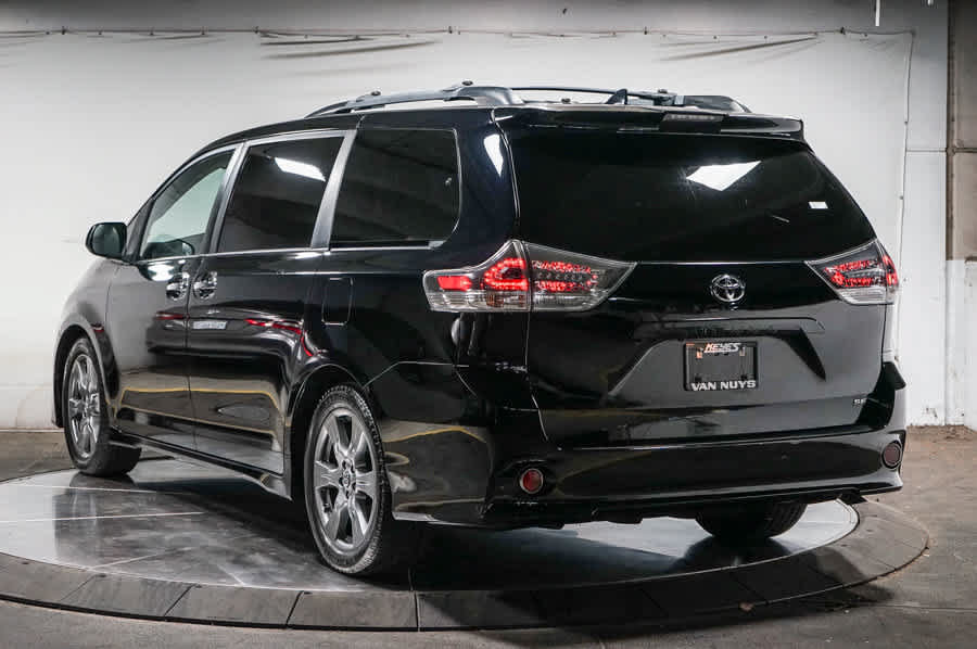 Used 2018 Toyota Sienna SE w/ Carpet Mat Package FWD image 2