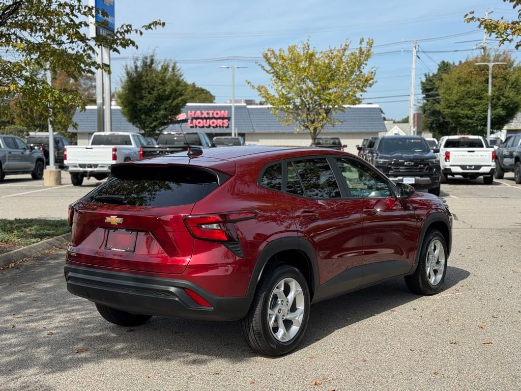 Used 2025 Chevrolet Trax LS w/ LS Convenience Package image 5