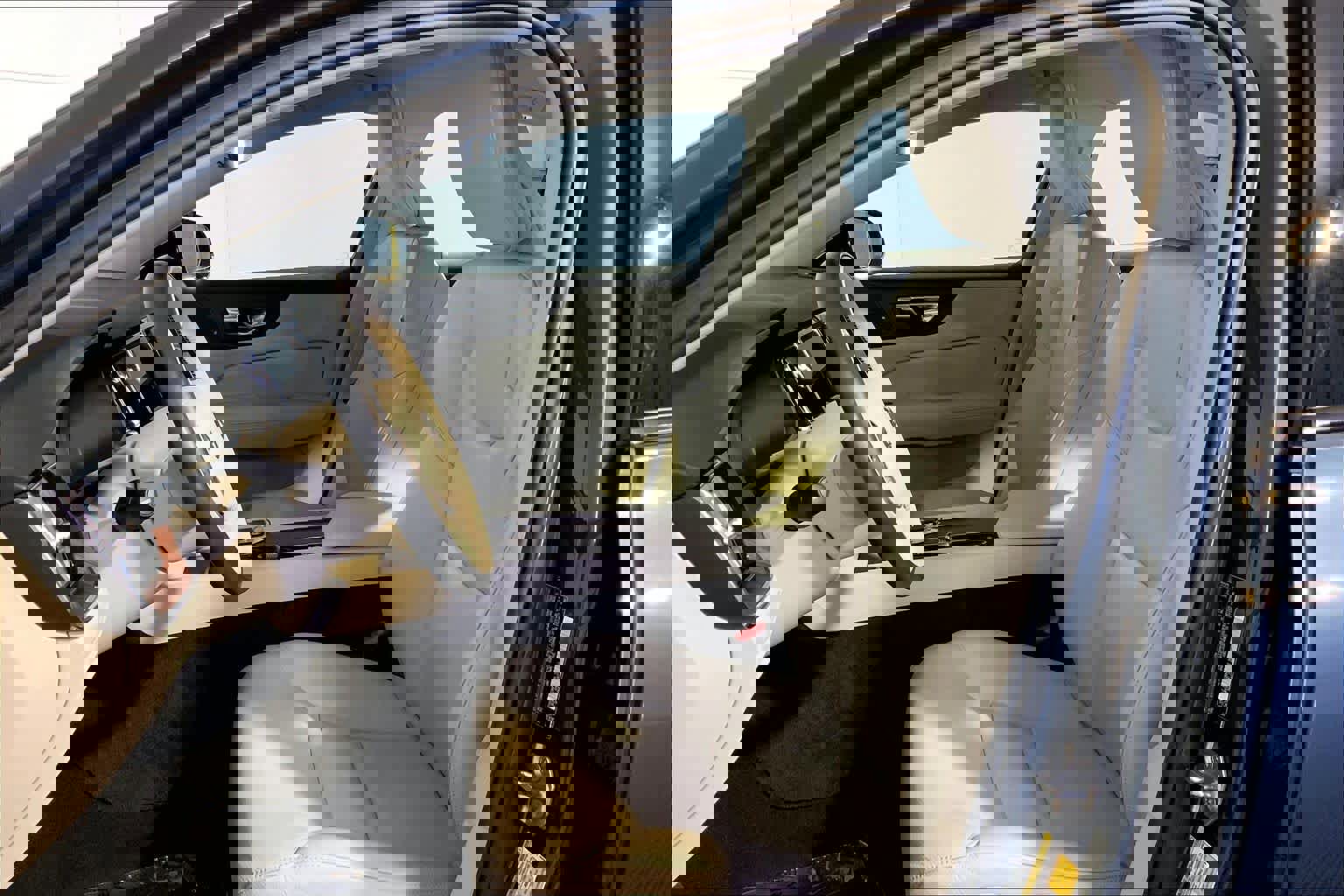 Used 2022 Volvo S60 B5 Momentum w/ Premium Package image 8