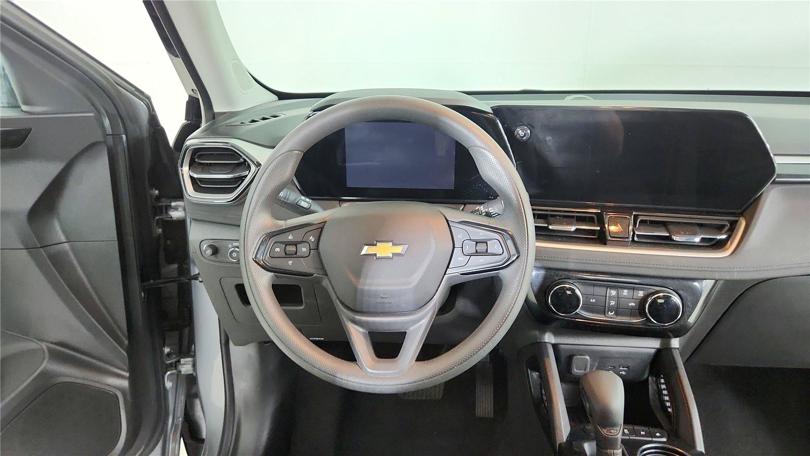 Used 2025 Chevrolet TrailBlazer LT FWD image 12