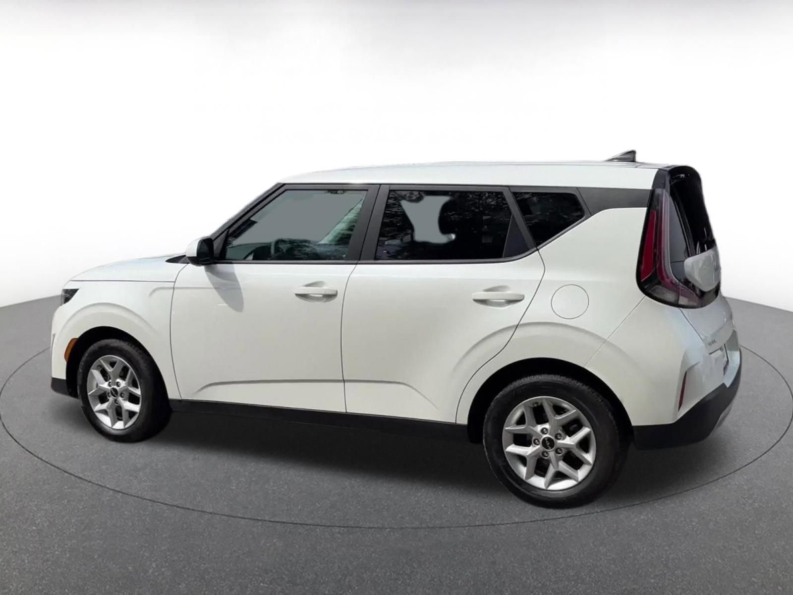 Used 2025 Kia Soul LX w/ LX Technology Package FWD image 9