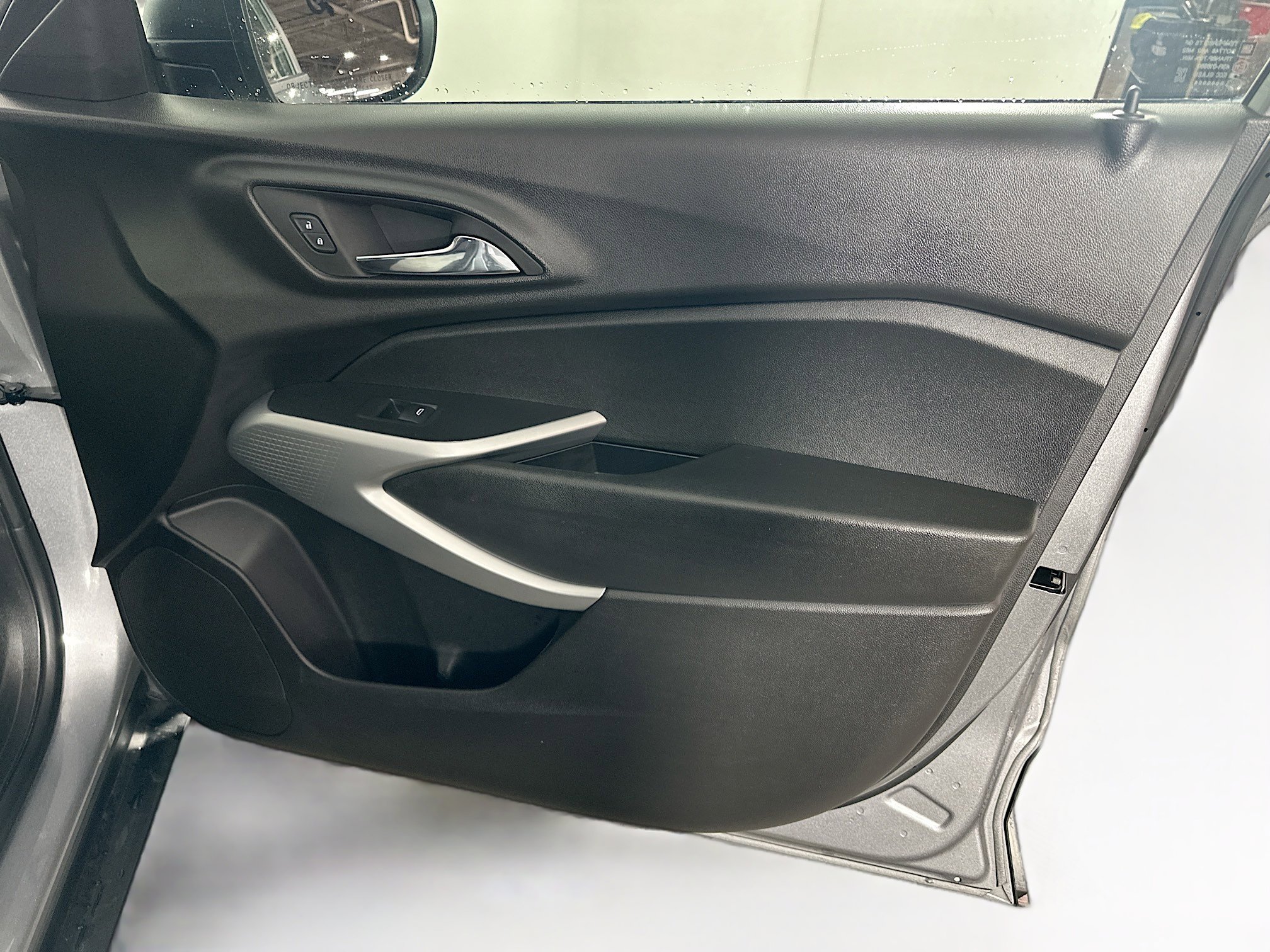 Used 2025 Chevrolet Trax LS image 30