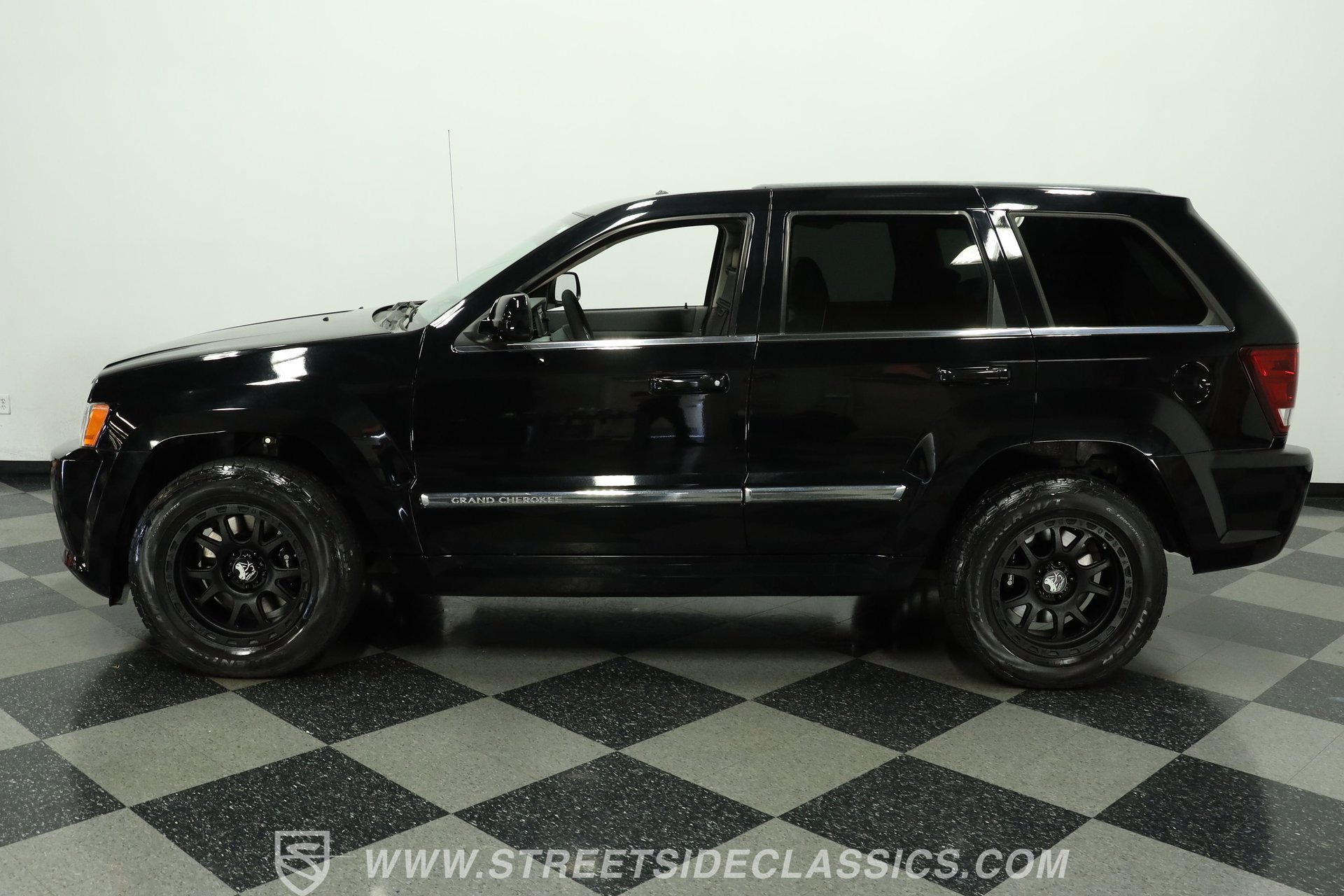 Used 2006 Jeep Grand Cherokee SRT8 w/ SRT Option Group I image 2