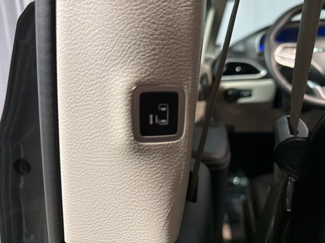 Used 2023 Chrysler Pacifica Touring-L image 30