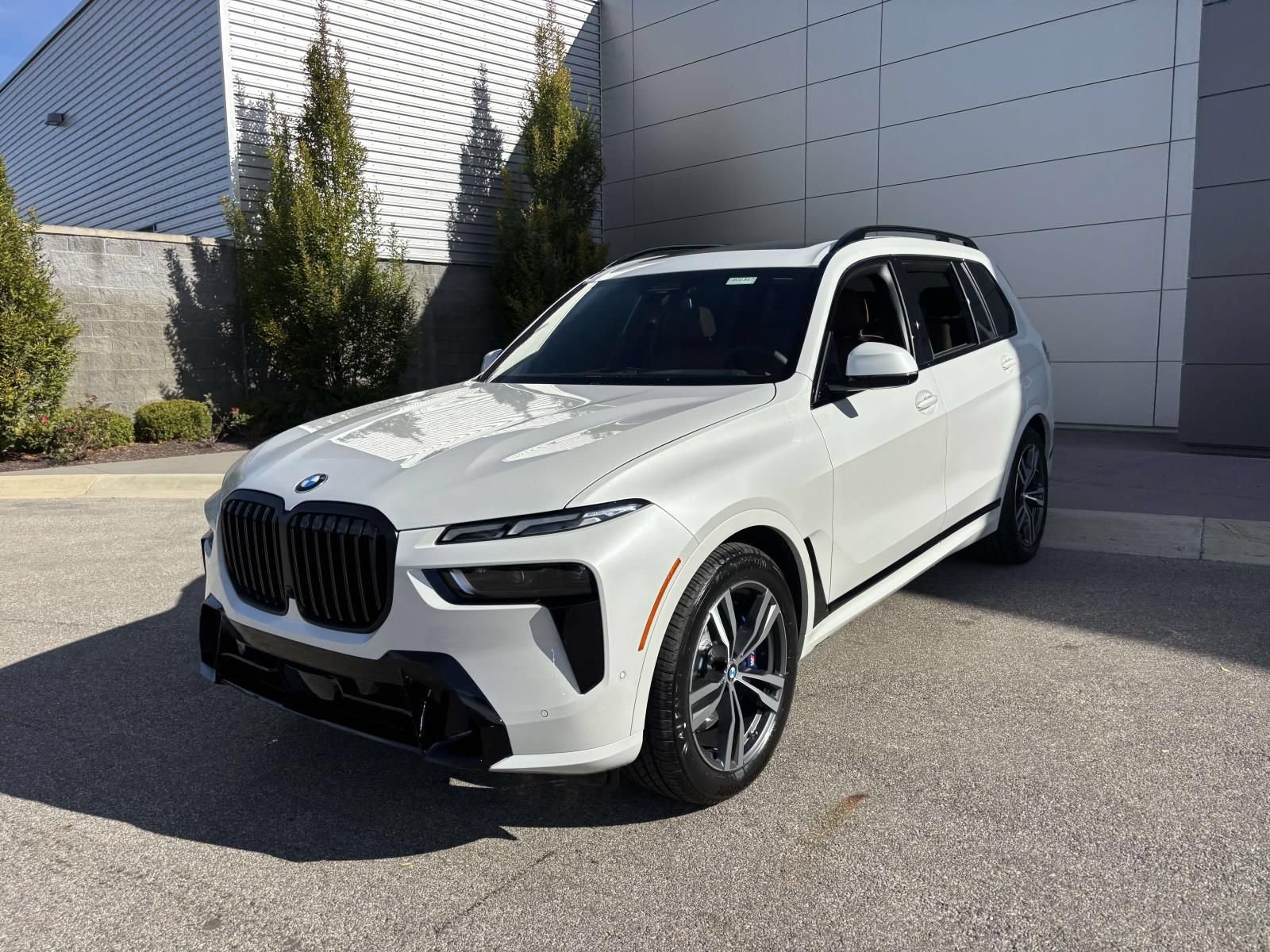 Used 2026 BMW X7 xDrive40i w/ M Sport Package AWD/4WD image 3